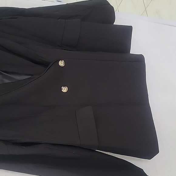 Black Long-Sleeved Women's Blazer with Shoulder Pads and Front Pocket - Picture 3 of 6